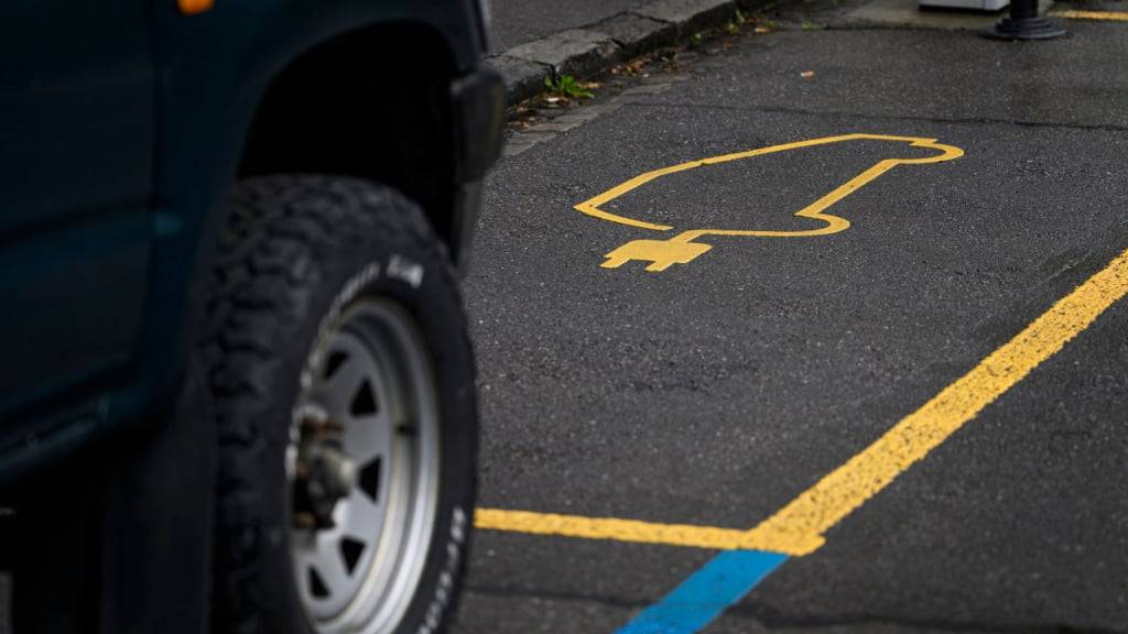 Für Elektroautos sollen in Luzern genügend öffentlich zugängliche Ladestationen zur Verfügung stehen. (Symbolbild)