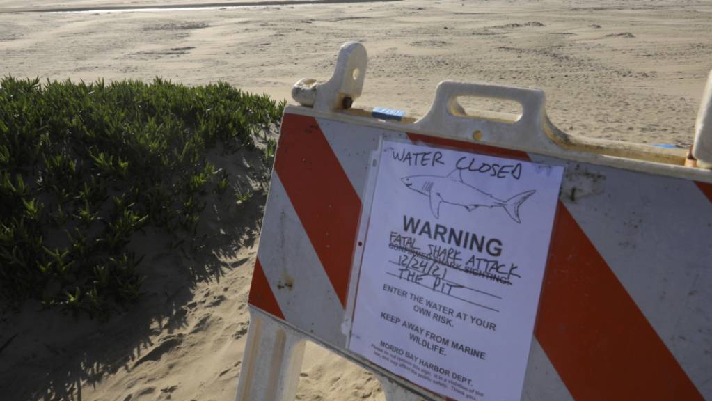 Ein Schild auf einem Parkplatz kündigt eine Strandsperrung an in Morro Bay, Kalifornien. Foto: David Middlecamp/The Tribune (of San Luis Obispo) via AP/dpa - ACHTUNG: Nur zur redaktionellen Verwendung und nur mit vollständiger Nennung des vorstehenden Credits