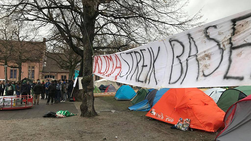 In Basel sind die jungen Leute für den Klimaschutz nicht nur auf die Strasse gegangen. Schon am Donnerstag haben sie das Kasernenareal besetzt und dort ein Klimacamp errichtet. Rund 50 Aktivistinnen und Aktivisten haben die Nacht auf Freitag im Zelt verbracht. (Bild: Martin Heutschi, Keystone-SDA)