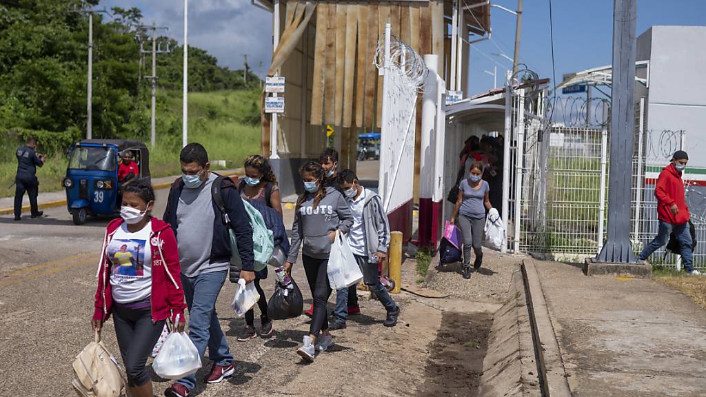 Abgeschobene Migranten kommen in El Ceibo an. Foto: Santiago Billy/AP/dpa
