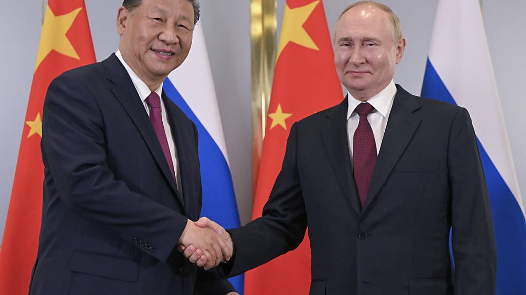 ARCHIV - Kremlchef Wladimir Putin (r.) und Chinas Präsident Xi Jinping. Foto: Sergey Guneyev/Sputnik Kremlin/AP/dpa
