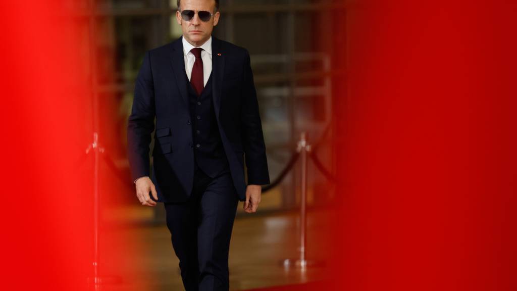 Der französische Präsident Emmanuel Macron trifft zum EU-Gipfel in Brüssel ein. Foto: Geert Vanden Wijngaert/AP/dpa