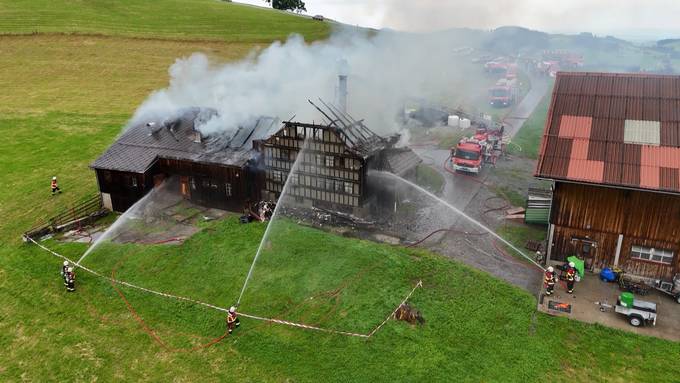 Bauernhaus gerät nach Blitzeinschlag in Vollbrand