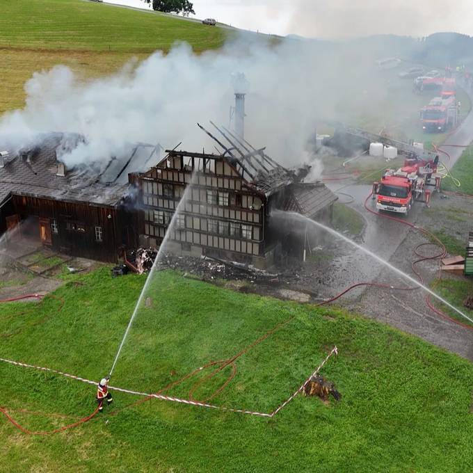 Bauernhaus gerät nach Blitzeinschlag in Vollbrand