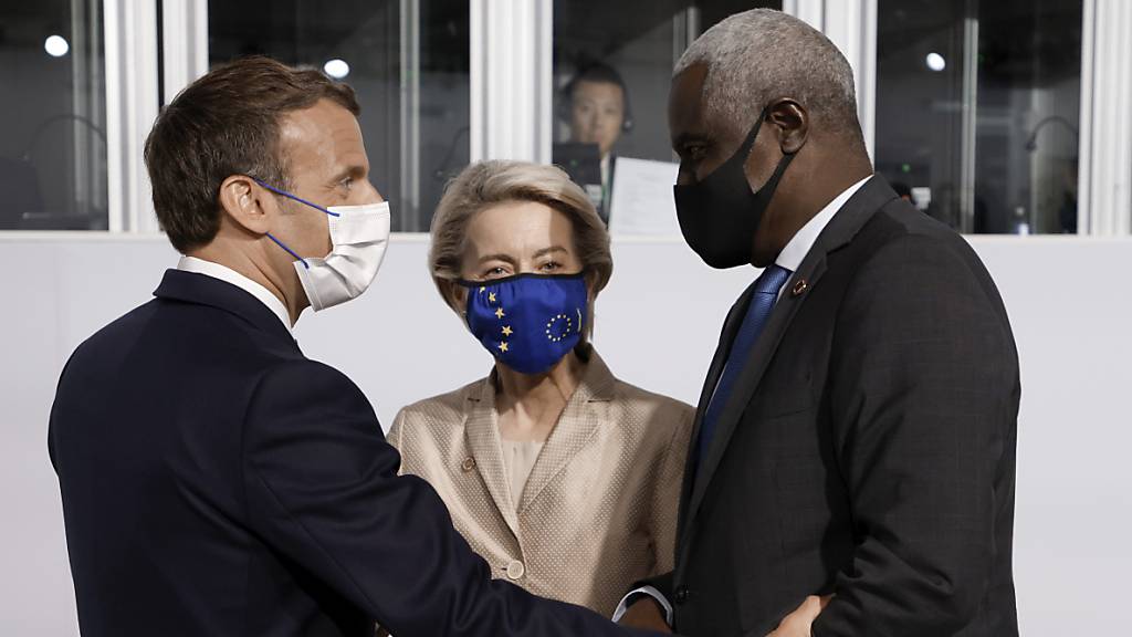 Emmanuel Macron, Präsident von Frankreich, begrüsst Ursula von der Leyen, Präsidentin der Europäischen Kommission, und Moussa Faki, Vorsitzender der Kommission der Afrikanischen Union. 