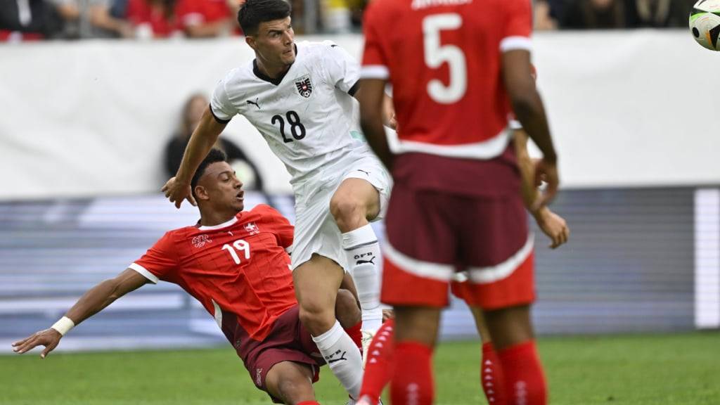 Flavius Daniliuc kämpft im Juni 2024 im Testspiel gegen die Schweiz mit Dan Ndoye um den Ball