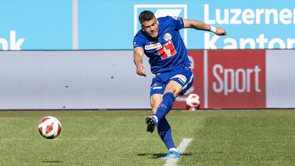 Filip Ugrinic von Luzern schiesst das Tor zum 1:0 beim Super League Meisterschaftsspiel zwischen dem FC Luzern und dem Servette FC vom Sonntag, 9. Mai 2021 in Luzern.