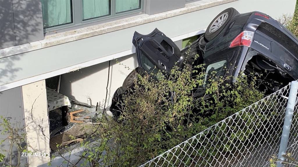 Auto kracht in Uitikon Waldegg in Haus