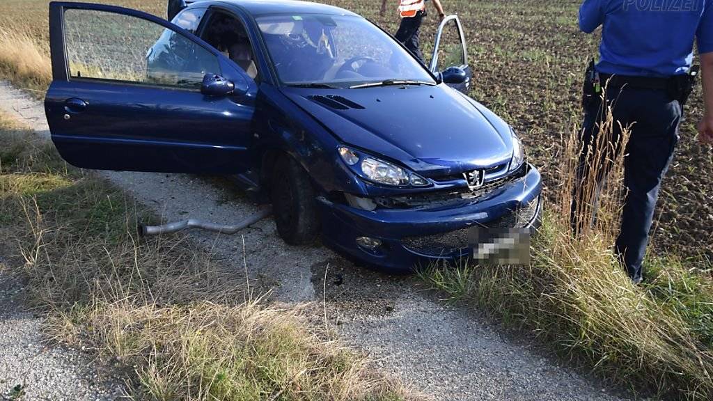 Nach einer rund sechsstündigen Verfolgungsjagd mit der Polizei landete der 19-jährige Lenker mit dem nicht zugelassenen blauen Peugeot schliesslich auf einem Feldweg und konnte dingfest gemacht werden.