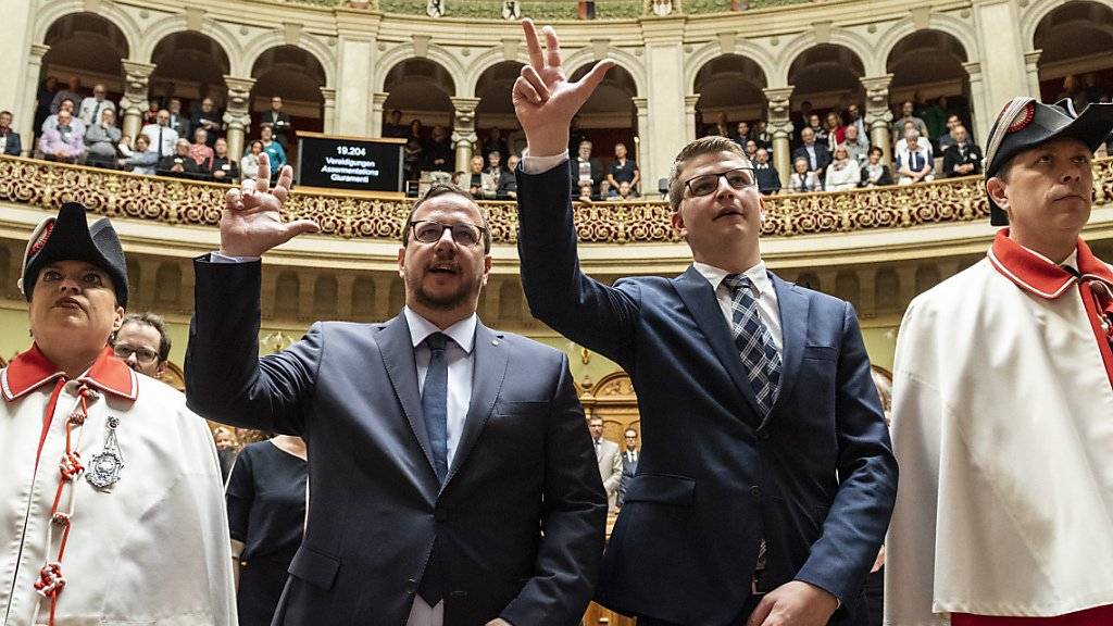 Die nachgerutschten Nationalräte Mike Egger und Matthias Bregy werden im Nationalrat in Bern vereidigt.