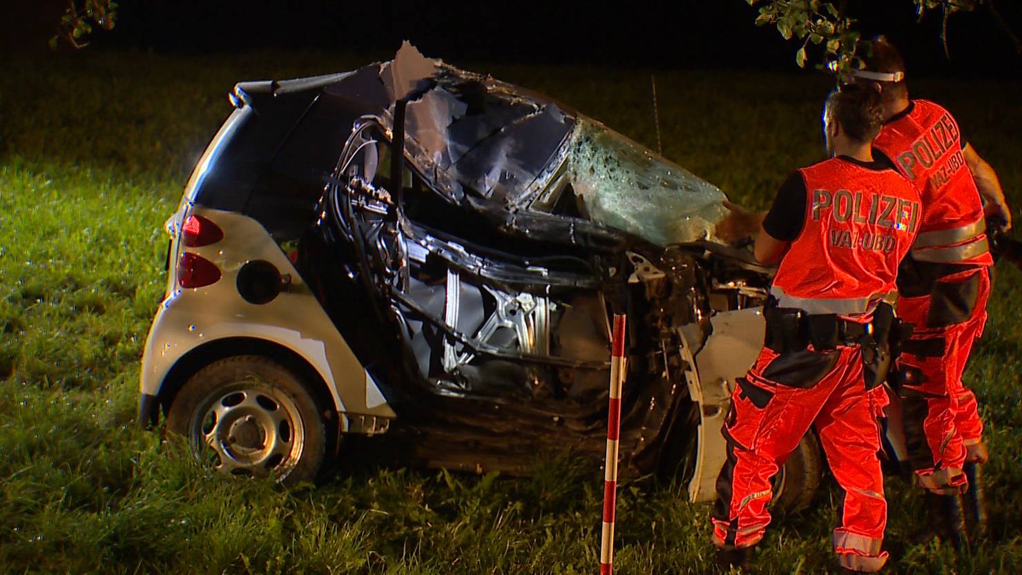 Frontal In Baum Geprallt Schwerverletzter Bei Autounfall In Hirzel Telezuri