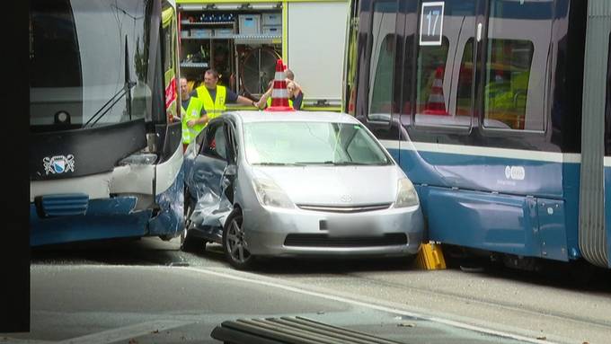 Auto gerät bei Verkehrsunfall am Limmatplatz zwischen zwei Trams