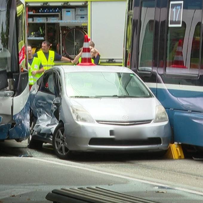 Auto gerät bei Verkehrsunfall am Limmatplatz zwischen zwei Trams