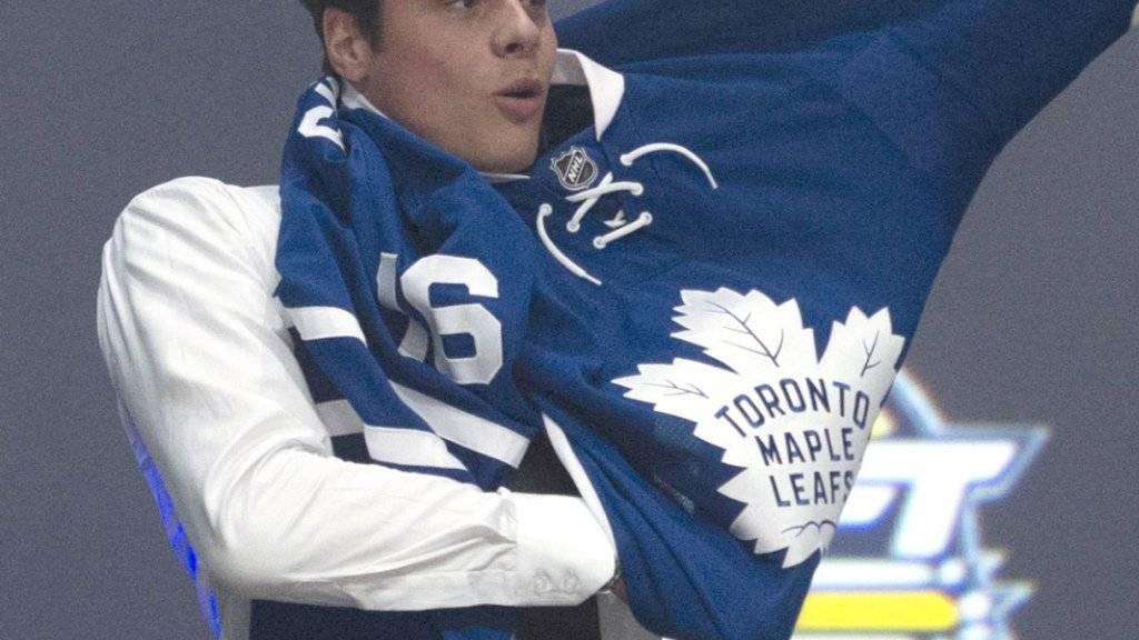 Auston Matthews zieht das Trikot der Toronto Maple Leafs an. Der 18-jährige Stürmer - letzte Saison in Diensten der ZSC Lions - wurde im NHL-Draft in Buffalo vom kanadischen Klub als Nummer 1 gezogen