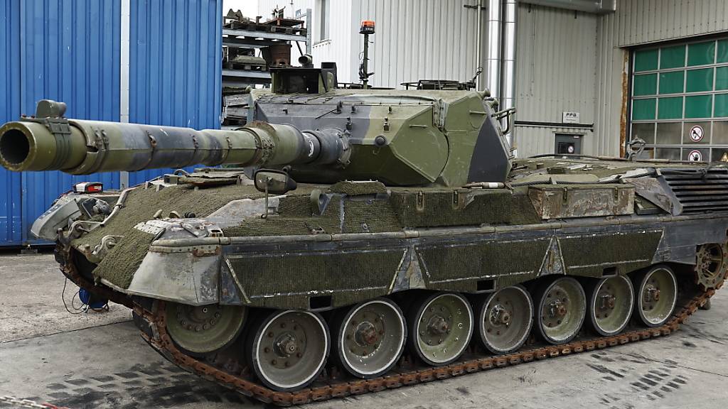 Ein Leopard-1-Kampfpanzer. Verteidigungsministerin Viola Amherd lässt den Kauf von 96 solcher Panzer durch die Ruag extern untersuchen. (Archivbild)