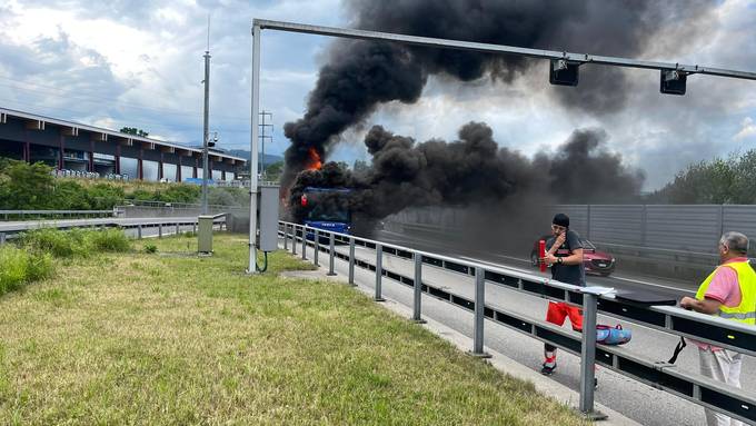 Linienbus auf Autobahn A2 bei Emmen-Süd fängt Feuer