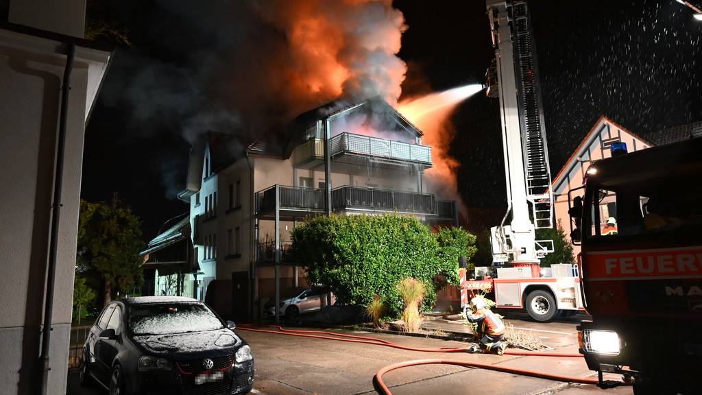 Mehrfamilienhaus in Flammen – Bewohner mit Verbrennungen im Spital