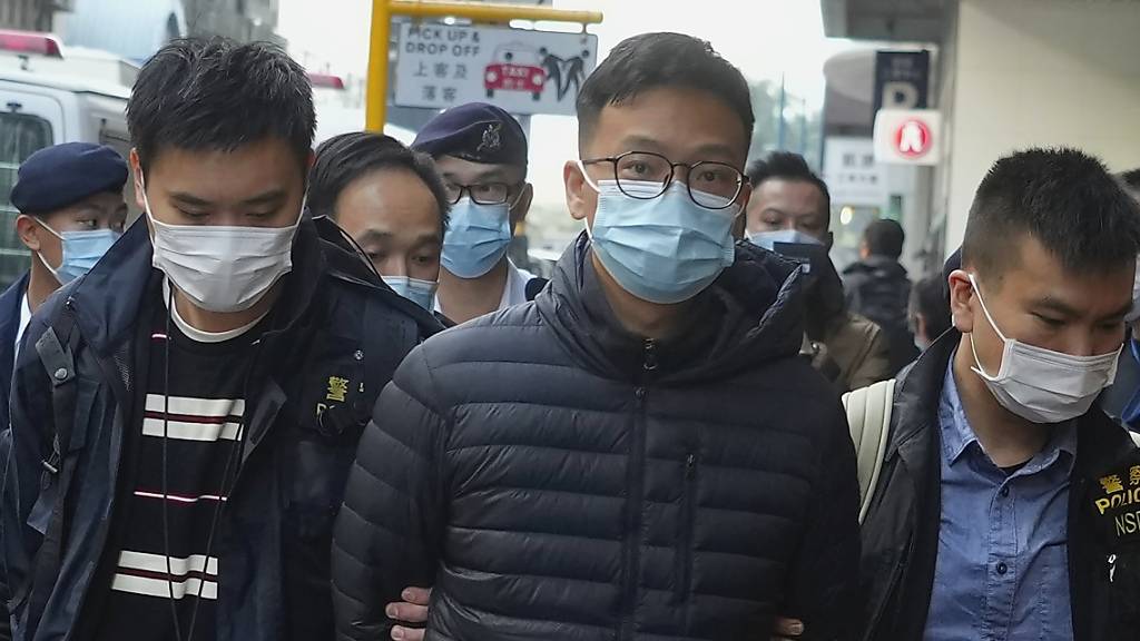 Der Herausgeber von «Stand News», Patrick Lam (M), wird von Polizeibeamten in Hongkong verhaftet. Die nationale Sicherheitspolizei hat am heutigen Mittwochmorgen den Chefredakteur und fünf führende Mitarbeiter der Online-Publikation «Stand News» festgenommen. Foto: Vincent Yu/AP/dpa