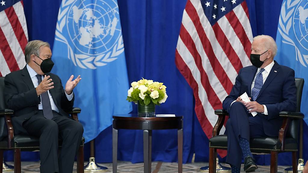 Joe Biden (r), Präsident der USA, trifft sich mit Antonio Gutérres, Generalsekretär der Vereinten Nationen. Foto: Evan Vucci/AP/dpa