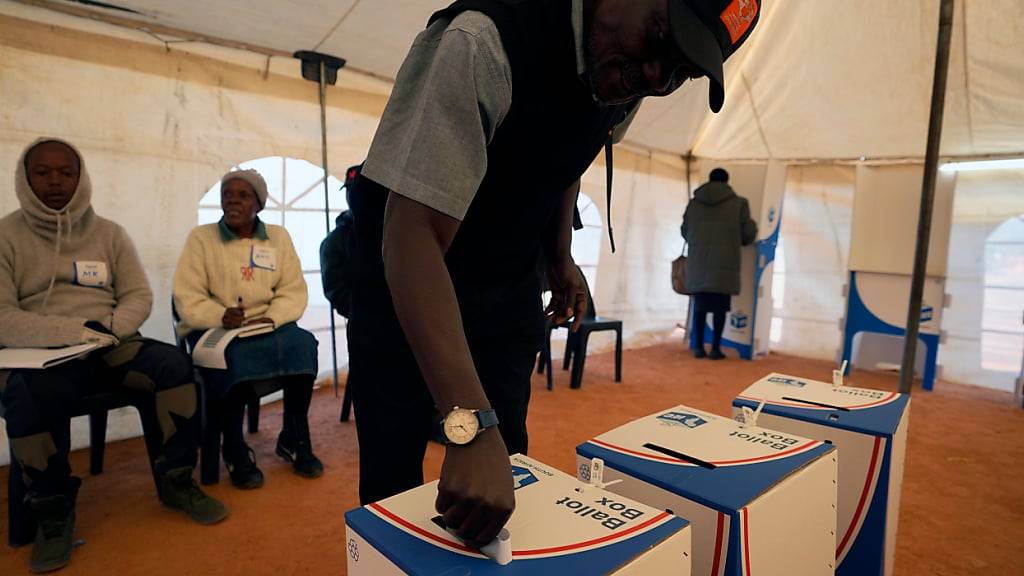 ARCHIV - Ein Mann wirft seinen Stimmzettel in die Wahlurne in einem Wahllokal in Alexandra, in der Nähe von Johannesburg. Foto: Themba Hadebe/AP/dpa
