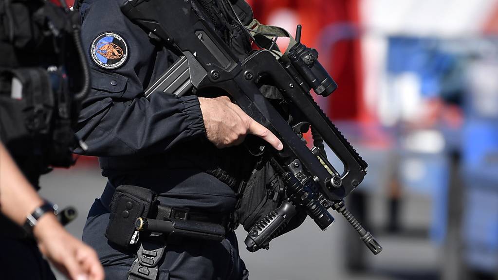 Französische Sicherheitskräfte nahmen den unter Terrorverdacht stehenden Diplomaten diesen Sommer in Gewahrsam. (Symbolbild)