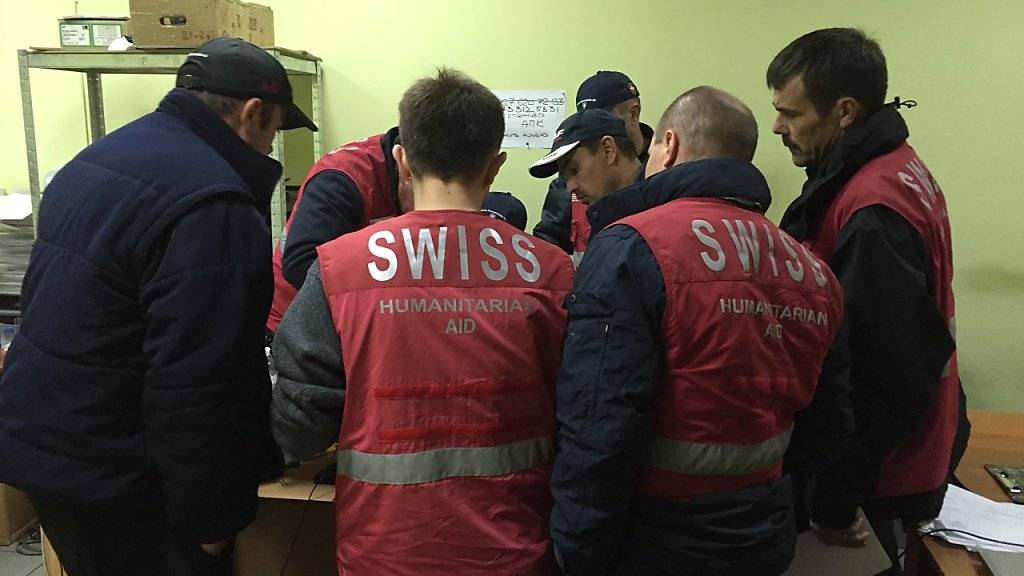 Teammitglieder des Schweizer Hilfskonvois (Quelle: sda)