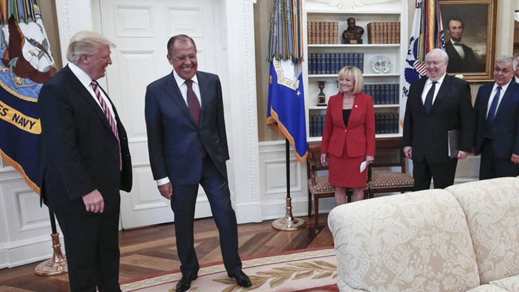 Beim Treffen im Oval Office gibt man sich versöhnlich: Trump und Lawrow (v.l.) hoffen auf eine Annäherung zwischen der USA und Russland.