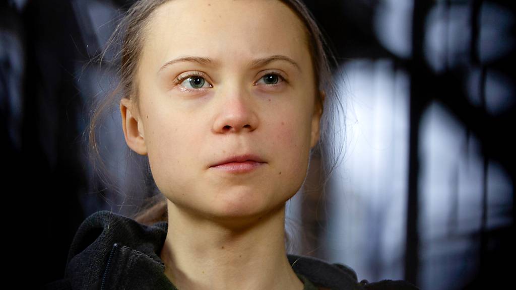 ARCHIV - Greta Thunberg, schwedische Klimaaktivistin, spricht zu Journalisten, als sie zu einer Sitzung des Umweltrates im Gebäude des Europäischen Rates in Brüssel eintrifft. Foto: Virginia Mayo/AP/dpa