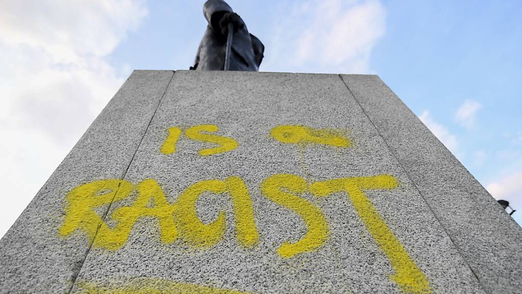 Die Winston-Churchill-Statue auf dem Parliament Square, nachdem sie am Donnerstag (10.09.20), dem letzten Tag der «Extinction Rebellion» Demonstrationen, mit der Aufschrift «Ist ein Rassist» beschrieben wurde. 