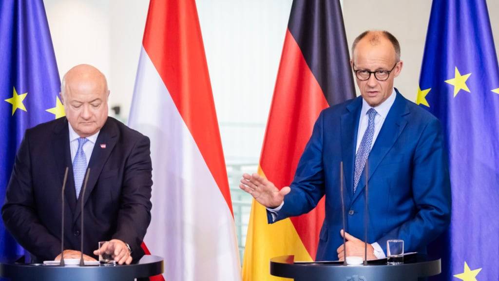 Bundeskanzler Friedrich Merz (CDU, r) und Christian Stocker, Bundeskanzler von  Österreich, äußern sich bei einer Pressekonferenz im Bundeskanzleramt. Stocker und Merz treffen zu bilateralen Gesprächen im Bundeskanzleramt zusammen. Foto: Christoph Soeder/dpa