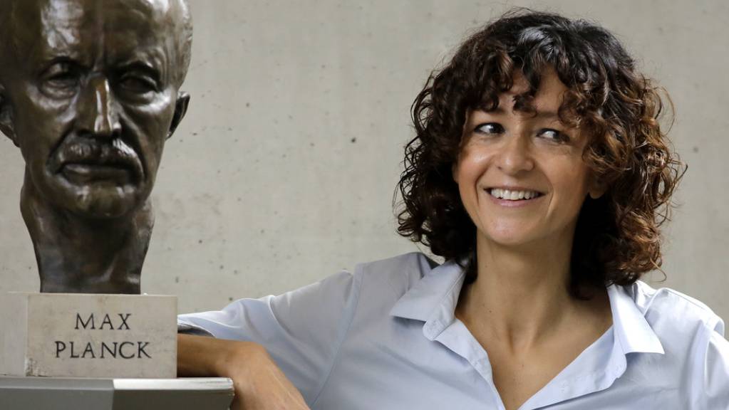 Chemie-Nobelpreisträgerin Emmanuelle Charpentier zusammen mit dem Namensgeber des Berliner Instituts, an dem sie arbeitet. Als relativ junge Frau (51) in einer Welt der alten Herren haben sie sogar die Boulevardmedien ins Visier genommen.