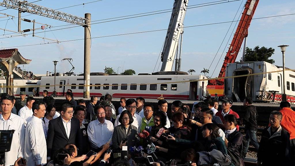 Taiwans Präsidentin Tsai Ing-wen besucht die Stelle des verheerenden Bahnunglücks - der Lokführer hatte vor dem Unfall Bremsprobleme gemeldet.