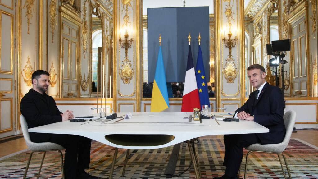 Der französische Präsident Emmanuel Macron (r) und der ukrainische Präsident Wolodymyr Selenskyj bei ihrem Treffen in Paris. Foto: Christophe Ena/Pool AP/AP/dpa