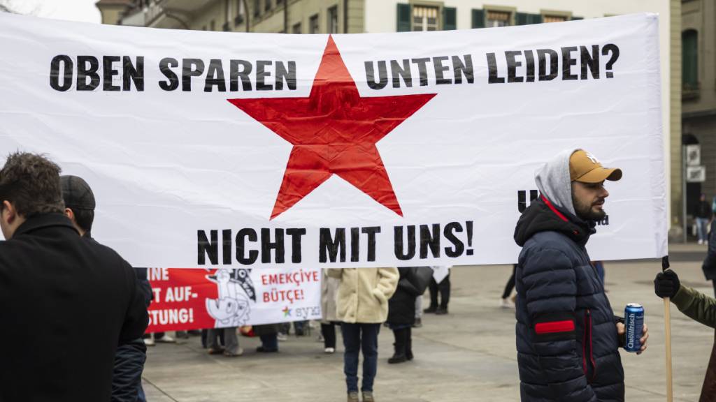 Auf dem Bundesplatz in Bern haben hunderte Menschen gegen die Sparpolitik des Bundes und die Aufrüstung demonstriert.
