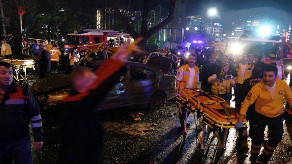 Rettungskräfte im Einsatz nach dem verheerenden Autobomben-Anschlag vom vergangenen Sonntag in Ankara mit 37 Toten. Am Donnerstag bekannte sich die extremistische Kurdenorganisation Freiheitsfalken Kurdistans (TAK) zum Anschlag (Archiv)