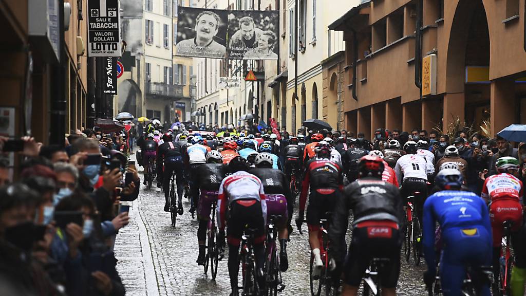 Nur wenige Minuten nach dem Start der 19. Giro-Etappe in Morbegno verschwanden die Fahrer wieder in ihren Teambussen
