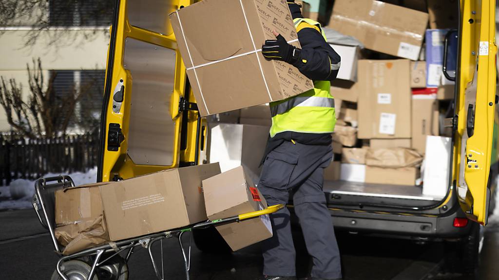 Auch für die Paketboten der Post hat die Vorweihnachtszeit zusätzliche Arbeit bedeutet: Sie haben auf täglich 400 zusätzlichen Touren Pakete und Briefe verteilt. (Archivbild)