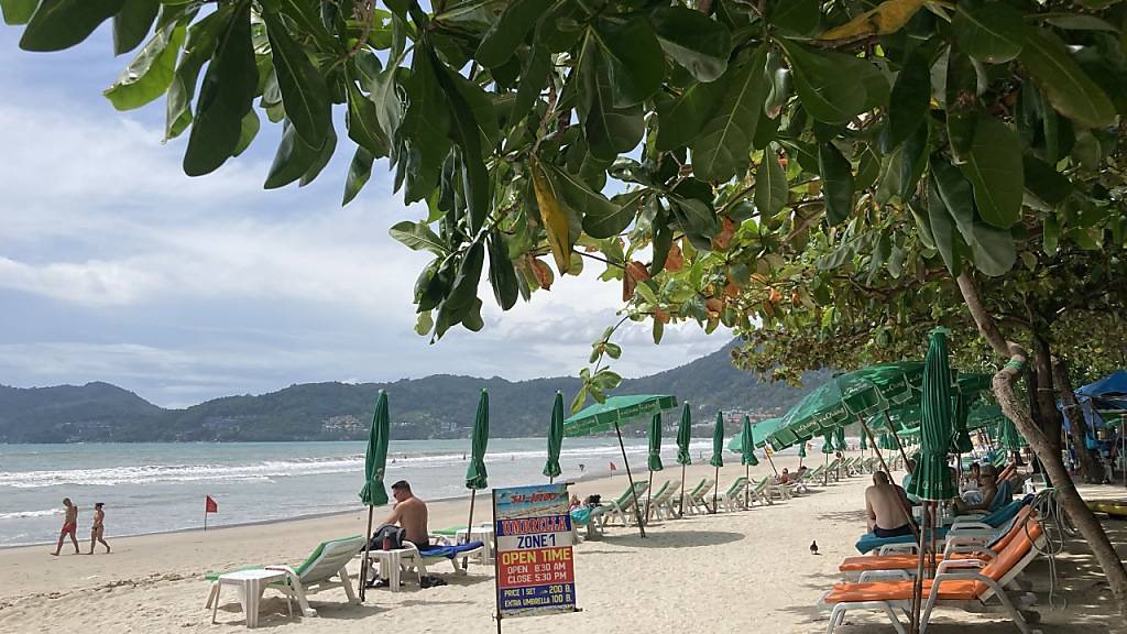 ARCHIV - Touristen halten sich im Rahmen des Modellprojekts «Sandbox» am Patong Beach auf. Thailand will sich am 1. November für Flugreisende aus der Schweiz und 45 weiteren Ländern mit geringem Corona-Risiko öffnen. Foto: Carola Frentzen/dpa