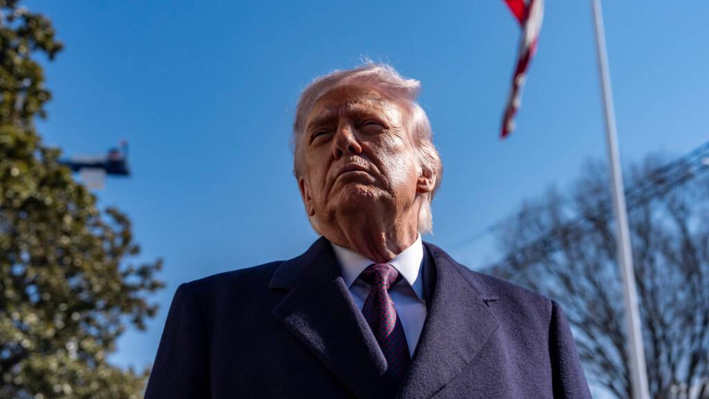 US-Präsident Donald Trump spricht mit Journalisten bevor er mit Marine One vom South Lawn des Weißen Hauses abfliegt. Foto: Alex Brandon/AP/dpa