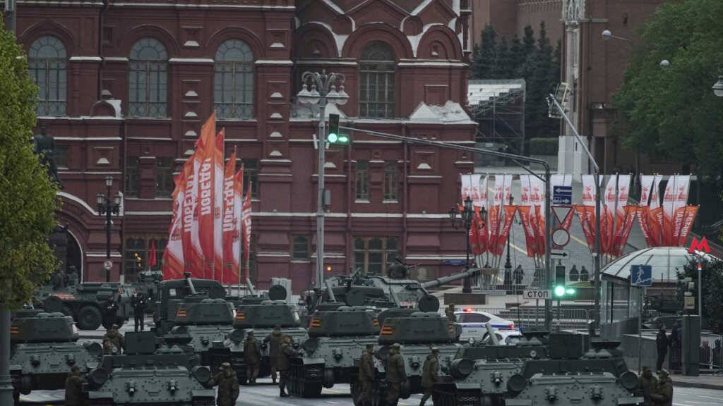 ARCHIV - Russische Panzer und Militärfahrzeuge rollen auf der Twerskaja-Straße in Richtung Roter Platz, um an einer Probe für die Militärparade zum Tag des Sieges teilzunehmen. Foto: Pavel Bednyakov/AP/dpa