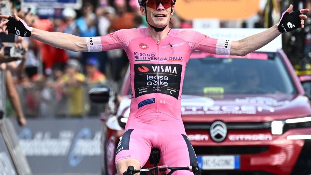 Vierter Etappensieg für den Dänen: Jonas Vingegaard lässt sich bei der Bergankunft im Tessin feiern