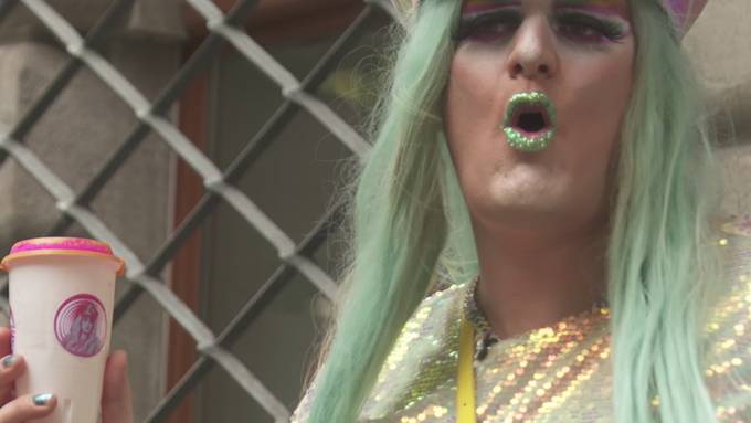 Dragqueen führt durch Luzern