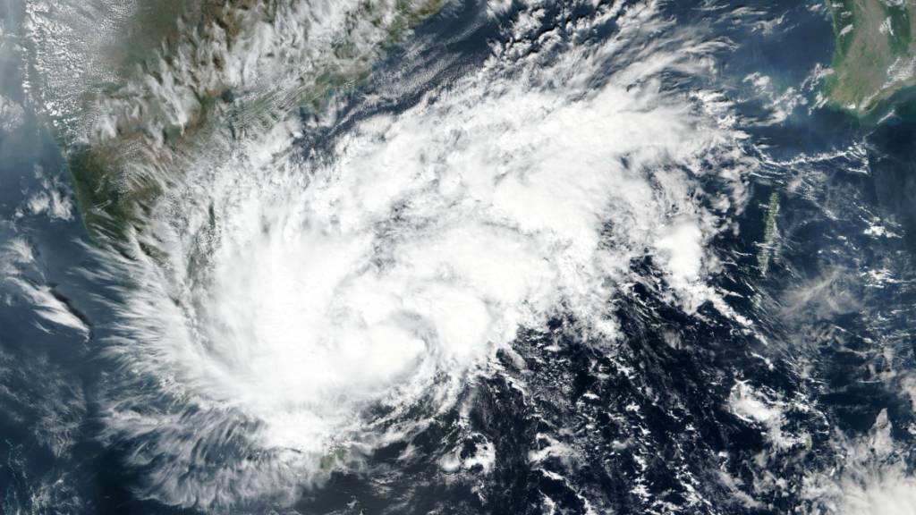 HANDOUT - Satellitenbild von Wirbelsturm «Nivar». Der Sturm trifft in Kürze an der südöstlichen Küste Indiens auf Land. Foto: Uncredited/NASA/AP/dpa - ACHTUNG: Nur zur redaktionellen Verwendung und nur mit vollständiger Nennung des vorstehenden Credits