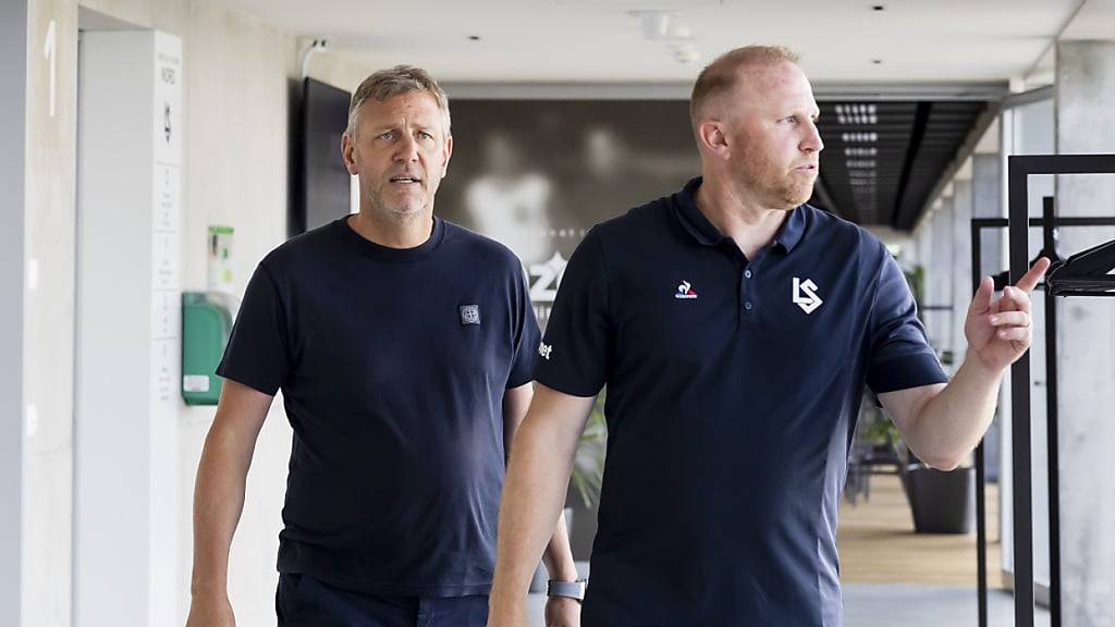 Lausannes Sportchef Stéphane Henchoz und Trainer Ludovic Magnin freuen sich auf einen neuen Stürmer