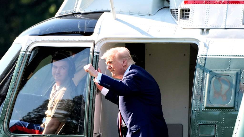 US-Präsident Donald Trump steigt in den Hubschrauber Marine One auf dem südlichen Rasen des Weißen Hauses. Trump ist auf dem Weg nach Schottland. Foto: Alex Brandon/AP/dpa