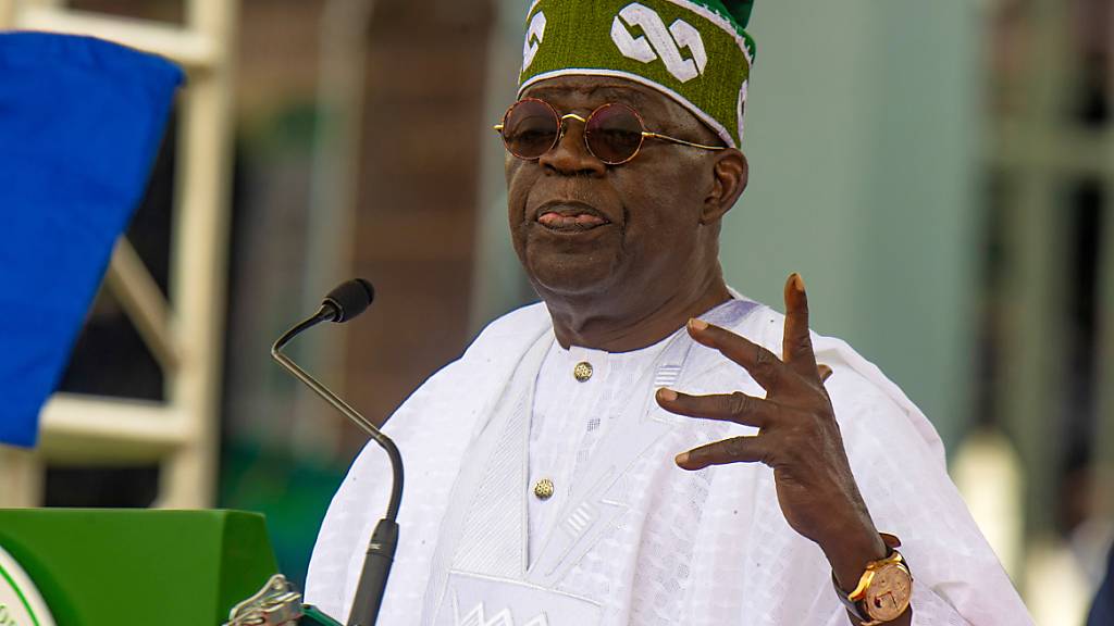ARCHIV - Auf diesem vom nigerianischen Außenministerium veröffentlichten Bild spricht Bola Ahmed Tinubu, neuer nigerianischer Präsident, nach seiner Vereidigung bei einer Zeremonie. Foto: Sunday Aghaeze/Nigeria State House/AP/dpa - ACHTUNG: Nur zur redaktionellen Verwendung und nur mit vollständiger Nennung des vorstehenden Credits