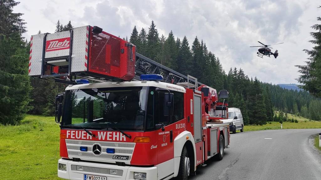 Ein Einsatzfahrzeug der Feuerwehr steht in der Nähe der Absturzstelle eines Kleinflugzeugs im Gemeindegebiet von Krimml. Beim Absturz eines Kleinflugzeugs in Österreich sind laut Polizei mindestens zwei Insassen ums Leben gekommen. Foto: -/News5/dpa