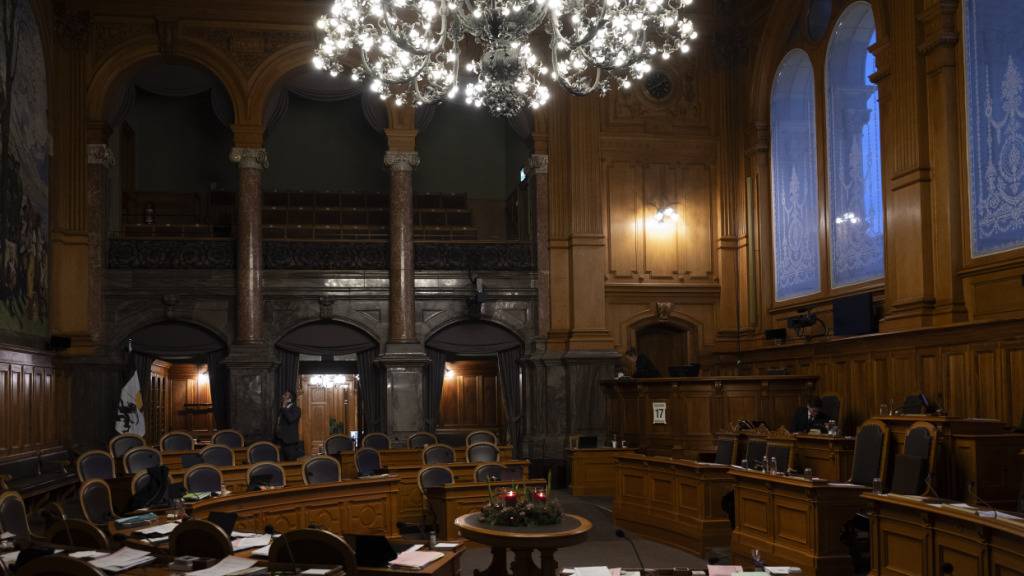 Infolge eines technischen Defekts brennen die Lampen des Kronleuchters im Ständeratssaal am Mittwoch nur reduziert - ganz passend zur gestarteten Debatte über das Sparprogramm des Bundes.