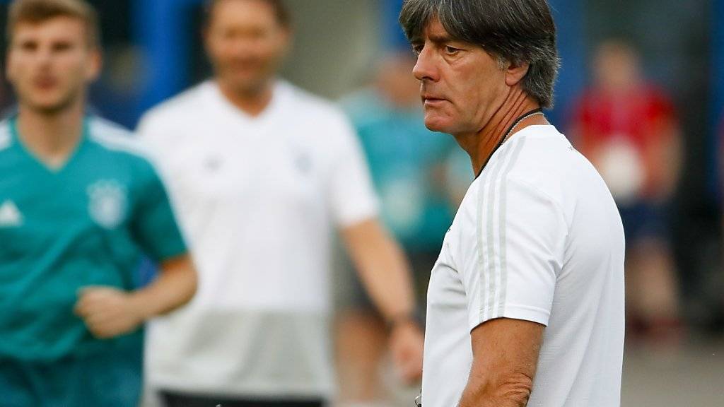 Die Lage ist ernst, aber nicht hoffnungslos: Der Trainer Joachim Löw beim Training der Deutschen vor dem Spiel gegen Südkorea.
