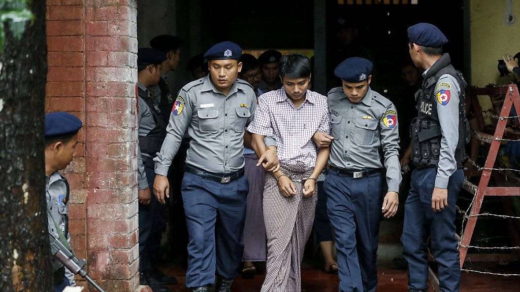 Reuters-Journalist Kyaw Soe Oo wird aus dem Gericht in Rangun geführt - gegen ihn seinen Arbeitskollegen Wa Lone wird ein Prozess eröffnet.